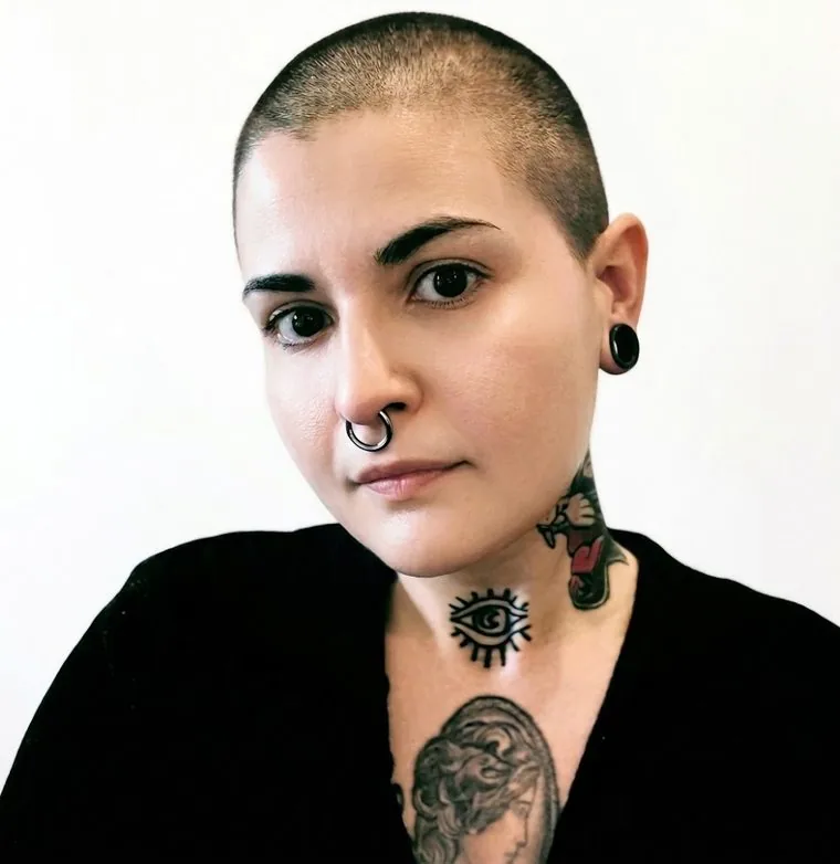 Retrato de Adriana Nogueira, especialista em comunicação e marketing financeiro, CEA ANBIMA, em São Paulo.